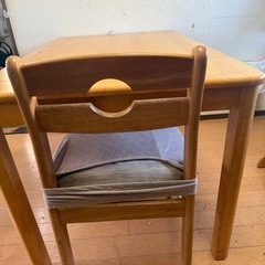 ダイニングテーブルセット　木目　椅子二脚の画像