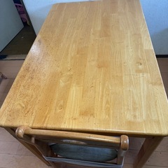 ダイニングテーブルセット　木目　椅子二脚の画像