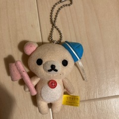 リラックマのぬいぐるみとキーホルダーの画像