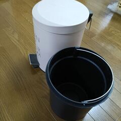 ゴミ箱　物入れの画像