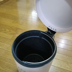 ゴミ箱　物入れの画像