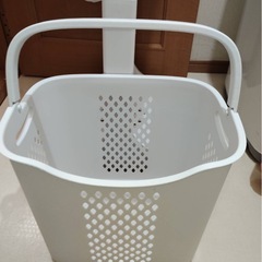 ランドリーバスケット　白の画像