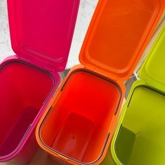 カラフルなゴミ箱3点セットの画像