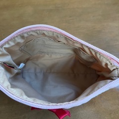 ネコ模様のポーチの画像