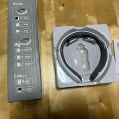 ネックマッサージャー 首マッサージ器 健康グッズ 小型 低周波 温熱 首元 軽量 肩こり コリ改善 解消の画像