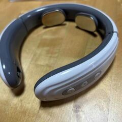 ネックマッサージャー 首マッサージ器 健康グッズ 小型 低周波 温熱 首元 軽量 肩こり コリ改善 解消の画像