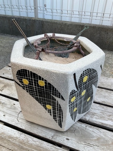 ■配達可■火鉢 六角 陶器 特上 【五徳 火箸 灰、灰慣らし付属】 幅32×高さ25 重さ14kg 手あぶり