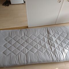 布団 と三つ折り敷布団の画像
