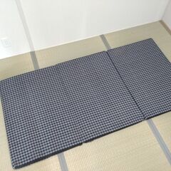 布団 と三つ折り敷布団の画像