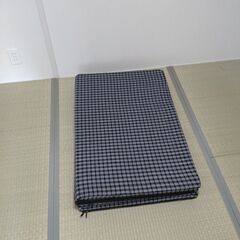 布団 と三つ折り敷布団の画像