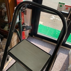 美原店 折りたたみ 持ち手付き 脚立 ４段 滑り止め付き　踏み台の画像