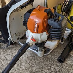 草刈機（刈上機）とKARCHER（ケルヒアー）高圧洗浄機の画像