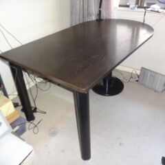 純木1枚板のお洒落でしっかりとした作りの木目テーブルの画像