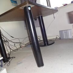 純木1枚板のお洒落でしっかりとした作りの木目テーブルの画像