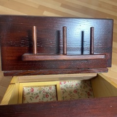 レトロな木製ソーイングボックスの画像