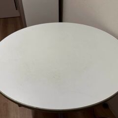 丸テーブルの画像