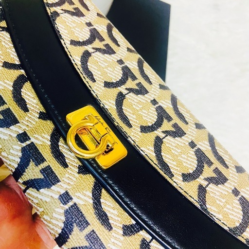 FERRAGAMO✨フェラガモ✨財布✨ガンチーニ✨ゴールド金具✨イタリア製✨