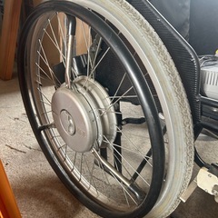 電動補助付き　車椅子の画像