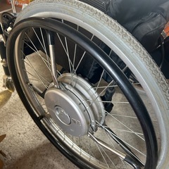 電動補助付き　車椅子の画像