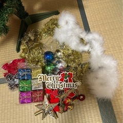 クリスマスツリー　飾り付きの画像