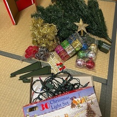 クリスマスツリー　飾り付きの画像