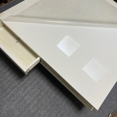 白のローテーブルの画像