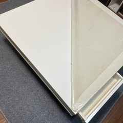 白のローテーブルの画像