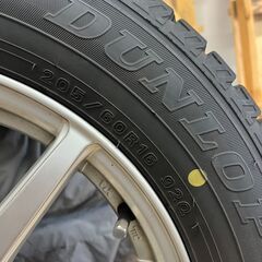 ダンロップスタッドレスタイヤ 205/60R16の画像