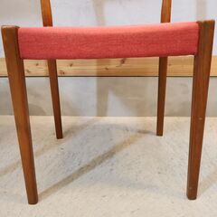 スウェーデンの家具メーカー”Svegards Markaryd(スヴェゴーズ・マルカリード)”のダイニングチェア2脚セットです。シンプルながらもチーク材の温かみを感じる北欧家具らしいデザイン♪の画像