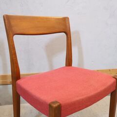 スウェーデンの家具メーカー”Svegards Markaryd(スヴェゴーズ・マルカリード)”のダイニングチェア2脚セットです。シンプルながらもチーク材の温かみを感じる北欧家具らしいデザイン♪の画像