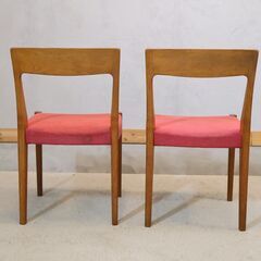 スウェーデンの家具メーカー”Svegards Markaryd(スヴェゴーズ・マルカリード)”のダイニングチェア2脚セットです。シンプルながらもチーク材の温かみを感じる北欧家具らしいデザイン♪の画像