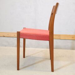 スウェーデンの家具メーカー”Svegards Markaryd(スヴェゴーズ・マルカリード)”のダイニングチェアです。シンプルながらもチーク材の温かみを感じる北欧家具らしいデザイン♪の画像