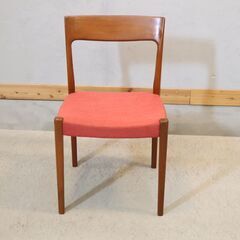 スウェーデンの家具メーカー”Svegards Markaryd(スヴェゴーズ・マルカリード)”のダイニングチェアです。シンプルながらもチーク材の温かみを感じる北欧家具らしいデザイン♪の画像
