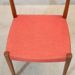 スウェーデンの家具メーカー”Svegards Markaryd(スヴェゴーズ・マルカリード)”のダイニングチェアです。シンプルながらもチーク材の温かみを感じる北欧家具らしいデザイン♪の画像