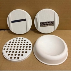 まな板立て、野菜カッター、ポット、コーヒーメーカーの画像