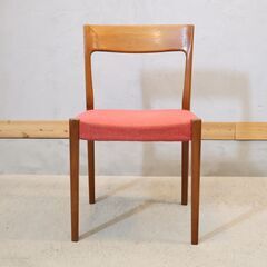 スウェーデンの家具メーカー”Svegards Markaryd(スヴェゴーズ・マルカリード)”のダイニングチェアです。シンプルながらもチーク材の温かみを感じる北欧家具らしいデザイン♪の画像