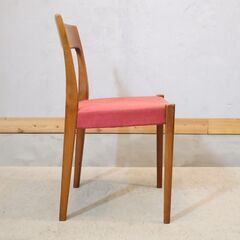 スウェーデンの家具メーカー”Svegards Markaryd(スヴェゴーズ・マルカリード)”のダイニングチェアです。シンプルながらもチーク材の温かみを感じる北欧家具らしいデザイン♪の画像