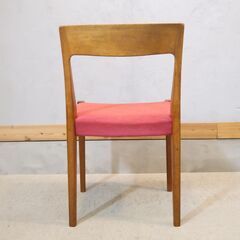 スウェーデンの家具メーカー”Svegards Markaryd(スヴェゴーズ・マルカリード)”のダイニングチェアです。シンプルながらもチーク材の温かみを感じる北欧家具らしいデザイン♪の画像