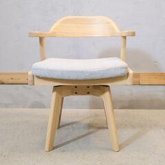 大川の家具メーカー"サン"のコルト ダイニング回転チェアです。座面は360度回転式で、椅子を動かさずに立ち座りができる便利な木製椅子。ダイニングチェアとしてだけでなく、デスクチェアとしても◎の画像
