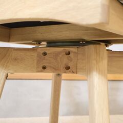 大川の家具メーカー"サン"のコルト ダイニング回転チェアです。座面は360度回転式で、椅子を動かさずに立ち座りができる便利な木製椅子。ダイニングチェアとしてだけでなく、デスクチェアとしても◎の画像