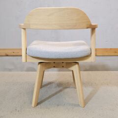大川の家具メーカー"サン"のコルト ダイニング回転チェアです。座面は360度回転式で、椅子を動かさずに立ち座りができる便利な木製椅子。ダイニングチェアとしてだけでなく、デスクチェアとしても◎の画像