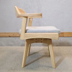 大川の家具メーカー"サン"のコルト ダイニング回転チェアです。座面は360度回転式で、椅子を動かさずに立ち座りができる便利な木製椅子。ダイニングチェアとしてだけでなく、デスクチェアとしても◎の画像