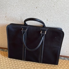 メンズスーツとビジネスバック
の画像