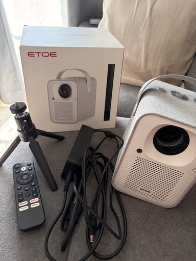 【9日まで値引き中❣️】etoe プロジェクター 1080P