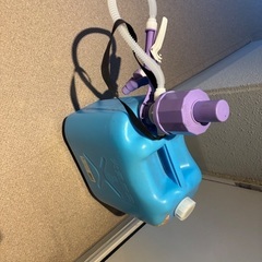 灯油容器と手動ポンプの画像