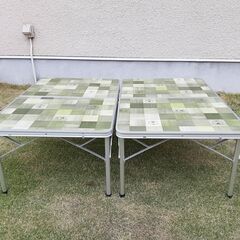 コールマン Coleman テーブル ナチュラルモザイク リビングテーブル 90プラス アマゾン限定色 オリーブ ×２台 ＋ アルミ キャプテン チェア テーブル付 ×２台   グリーン系 緑色 アウトドア キャンプ 防災用品の画像