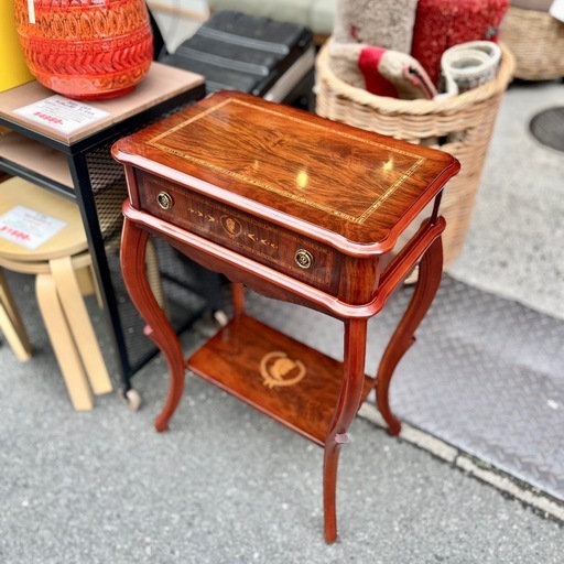 猫脚 サイドテーブル アンティーク調 コンソール テーブル　クラシック インレイ 象嵌 猫足 テーブル マホガニー調 小引き出し フレンチロココ ヨーロピアン クラシカル エレガント ナイトテーブル コンソールテーブル 木製 accent table classic drawer table vintage french style side table wooden carved leg