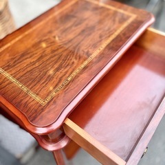 猫脚 サイドテーブル アンティーク調 コンソール テーブル　クラシック インレイ 象嵌 猫足 テーブル マホガニー調 小引き出し フレンチロココ ヨーロピアン クラシカル エレガント ナイトテーブル コンソールテーブル 木製 accent table classic drawer table vintage french style side table wooden carved legの画像