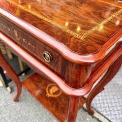 猫脚 サイドテーブル アンティーク調 コンソール テーブル　クラシック インレイ 象嵌 猫足 テーブル マホガニー調 小引き出し フレンチロココ ヨーロピアン クラシカル エレガント ナイトテーブル コンソールテーブル 木製 accent table classic drawer table vintage french style side table wooden carved legの画像