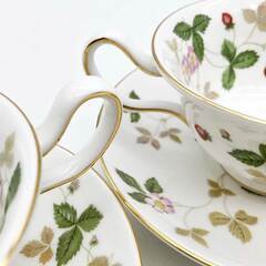 ss7853　 ウェッジウッド カップ＆ソーサー 2客セット ワイルドストロベリー WEDGWOOD ティーカップ WILD STRAWBERRY 白地 洋食器 花 苺 イチゴ 紅茶 陶磁器 ティーカップ 中古の画像